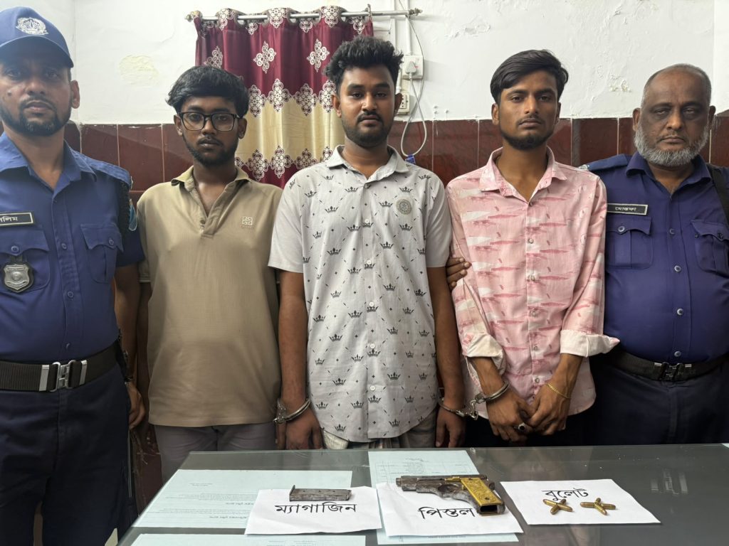 সাভারে বিদেশী পিস্তল ও গুলিসহ তিন যুবক গ্রেপ্তার