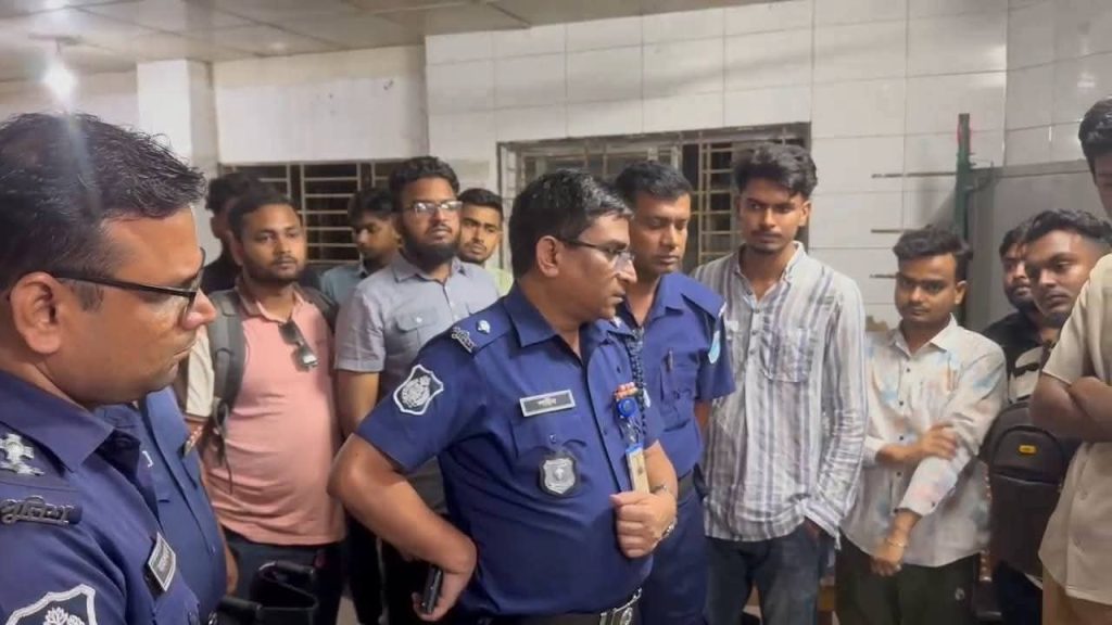 শ্রীপুরে বিকাশ কর্মকর্তাকে গুলি করে টাকা ছিনতাইয়ের অভিযোগ