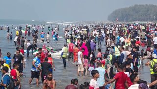 শীতের আগমনী বার্তায় কক্সবাজার সমুদ্রসৈকত