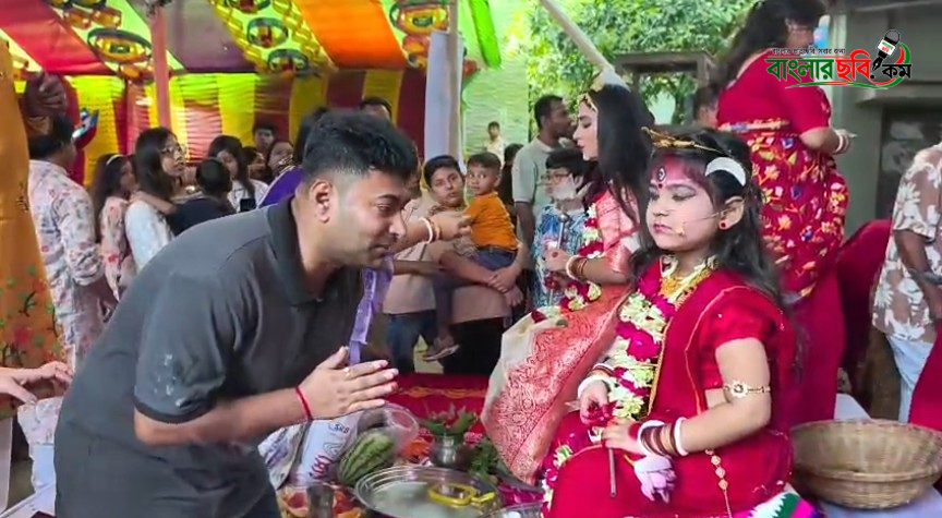 সাভারে উৎসবমুখর পরিবেশে উদযাপিত হচ্ছে ঐতিহ্যবাহী কুমারী পূজা